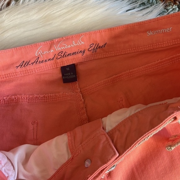 gloria vanderbilt • all around slimming effect skimmer belted capri jeans - Picture 6 of 10